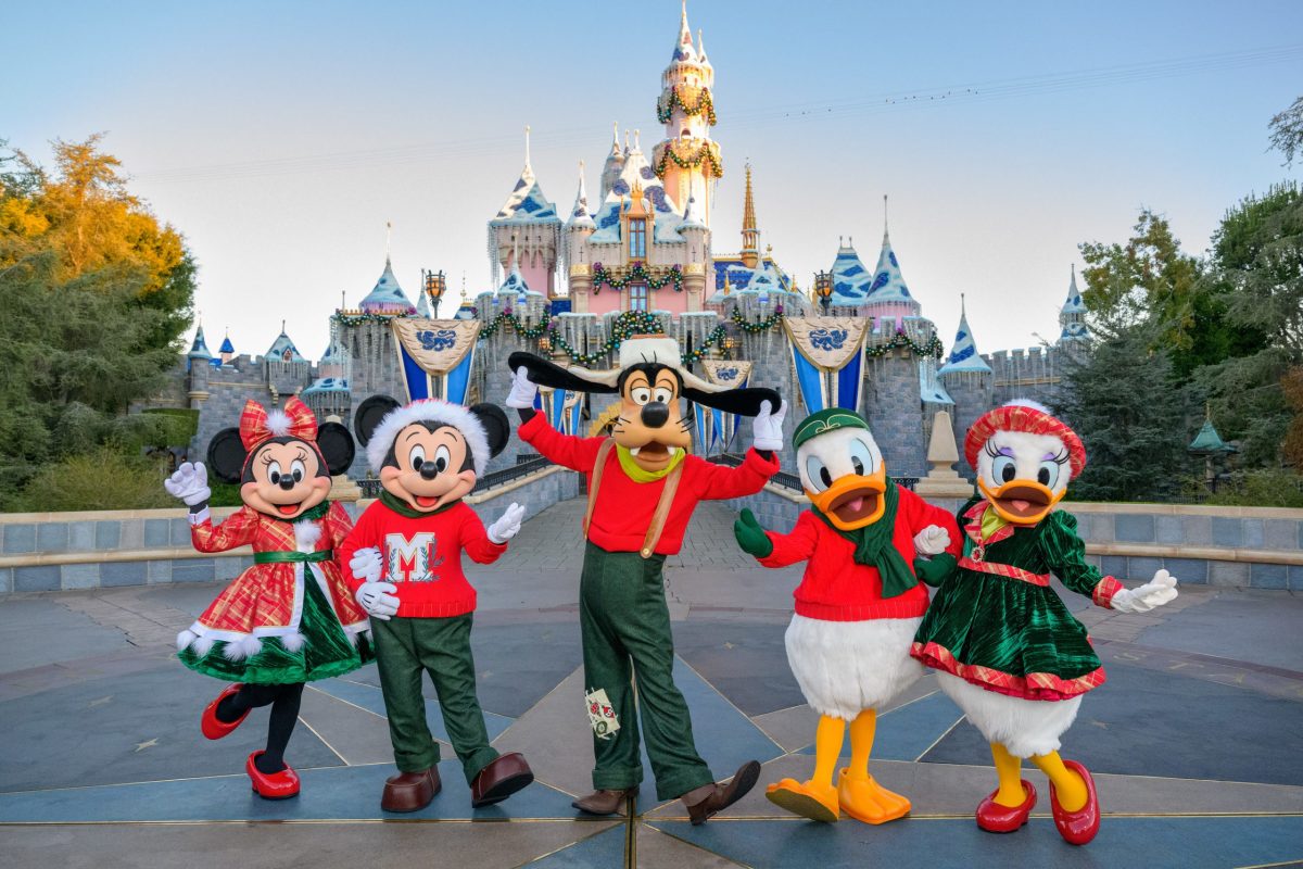 mickey and minnie christmas disneyland