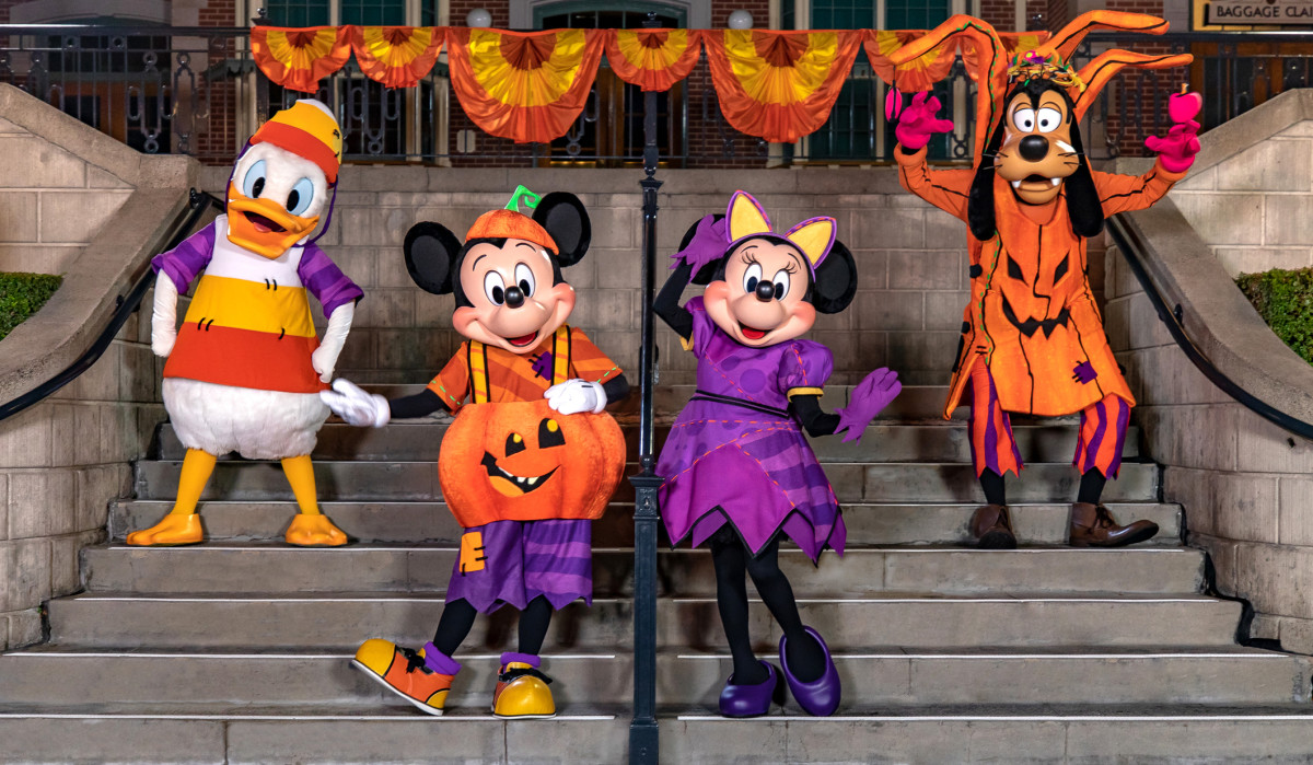 Halloween Time Returns To The Disneyland Resort Orange Coast Mag   Halloween Time At Disneyland Resort  Mickey Mouse Minnie Mouse And Pals Debut New Halloween Attire 