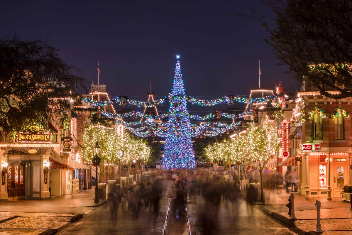 A Q&A With the Team Behind All the Holiday Decorations at ...